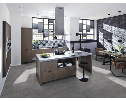 Lichte keuken met kookeiland, eethoek en bakstenen muur