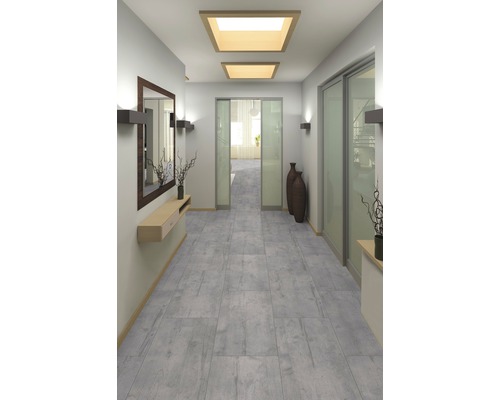 Lichte hal met grijze vloertegels, spiegel en verlichting