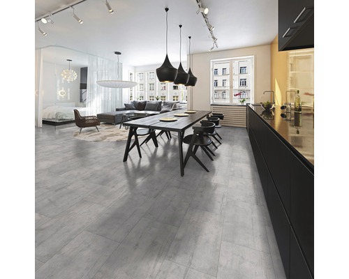 Lichte woonkamer met eettafel, stoelen, keuken en tegelvloer