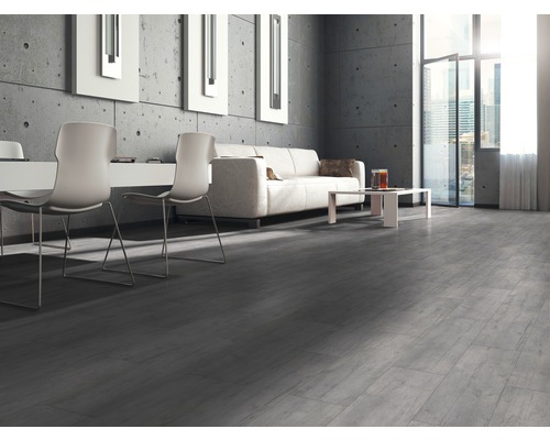 Moderne woonkamer met grijze houten vloer, bank, tafel en stoelen.