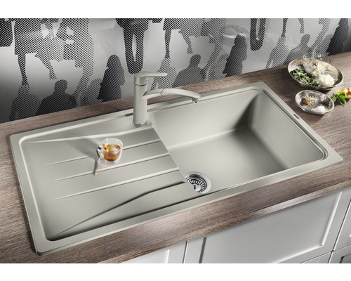 Spoelbak met afdruiprek en kraan op een aanrechtblad