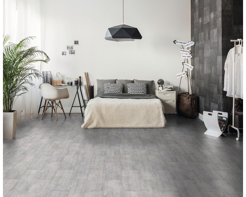 Slaapkamer met bed, bureau, decoratie en grijze vinylvloer