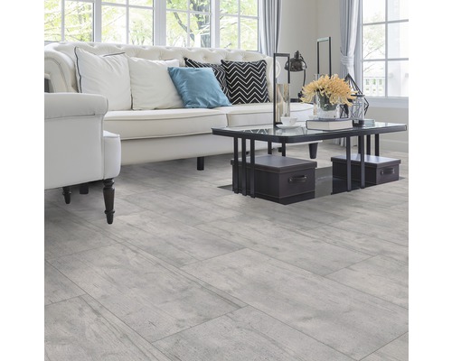 Lichte woonkamer met houten vloer en klassieke meubels voor een heldere en vriendelijke sfeer.