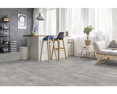 Lichte ruimte met grijze tegels, kookeiland en barkrukken voor modern wonen