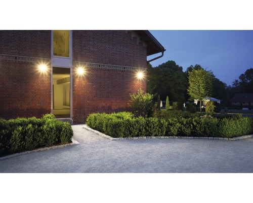 Buitenfoto van een huis met metselwerk en tuinverlichting