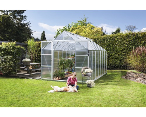VITAVIA Kweekkas Uranus 11500 aluminium met kanaalplaten 4 mm 257 x 445 cm Tuinkas in de tuin met kind en hond die op het gazon spelen