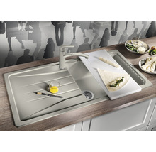 Spoelbak met kraan en snijplank op een aanrecht