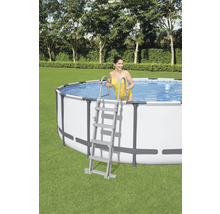Opzetzwembad met trap in de tuin