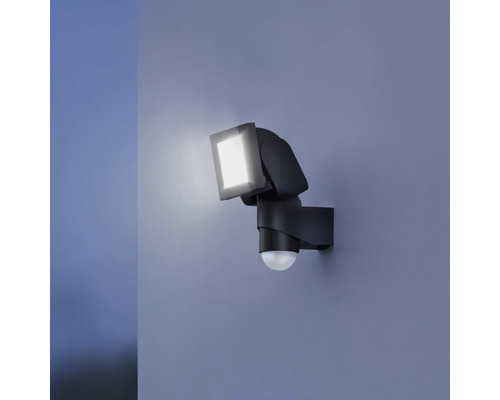 Buitenlamp met bewegingssensor aan de muur