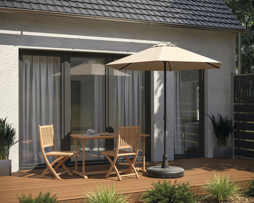 Terras met tuintafel, stoelen en parasol