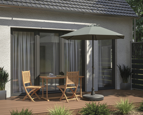 Terrasscène met tuintafel, stoelen en parasol