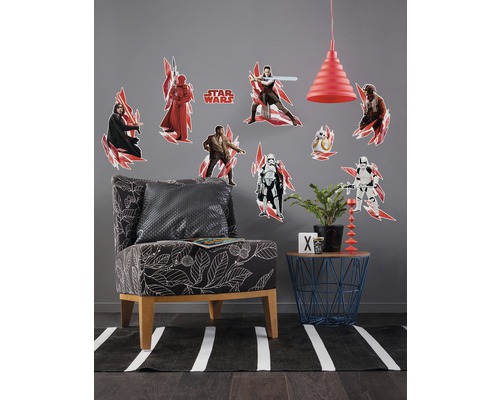 Decoratieve kamer met Star Wars muurstickers, fauteuil, bijzettafel en vloerkleed