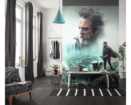 Woonkamer met fotobehang, lamp, kapstok, stoel, vloerkleed en decoratie