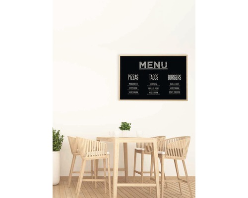 Zwart menubord met verschillende gerechten zoals pizza, taco''s en burgers