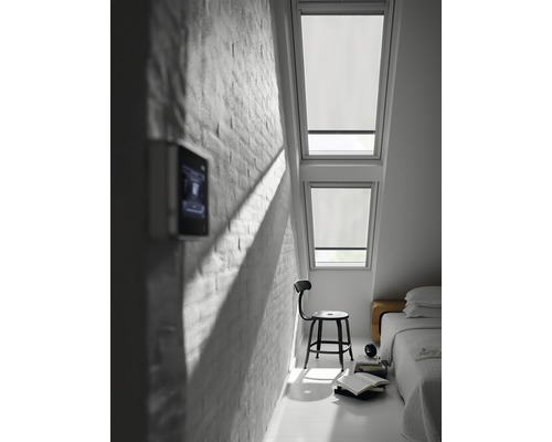 Lichte kamer met dakramen, verduisteringsgordijnen en bakstenen muur