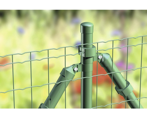 Detailaanzicht van een hekpaal met stutten en draadschutting