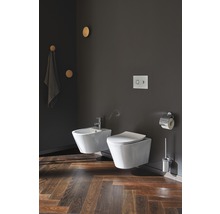 Badkamer met wandcloset, bidet, toiletpapierhouder en toiletborstel