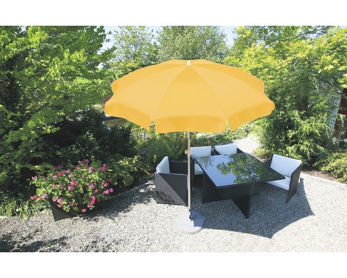 Gele parasol boven tuintafel en stoelen
