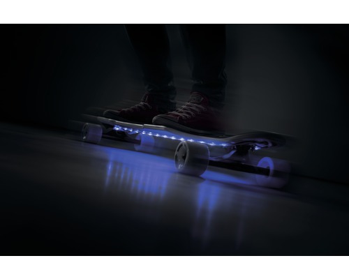 Skateboard met blauwe LED-verlichting in beweging