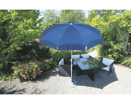 Tuinscene met parasol, tafel en stoelen buiten