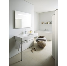 Lichte badkamer met wastafel op poten, spiegel, bad en decoratie
