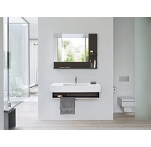 Moderne badkamer met wastafel, spiegel en toilet