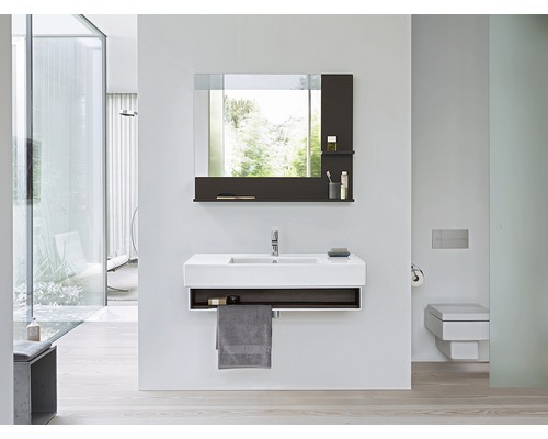 Moderne badkamer met wastafel, spiegel en toilet