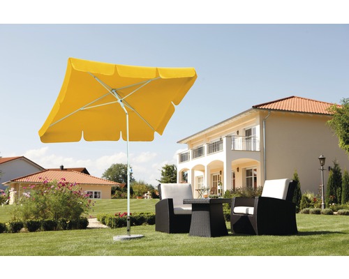 Gele tuinscherm met tuinzitgroep op gazon voor woonhuis