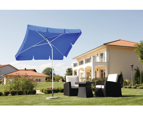 Vierkante parasol met tuinmeubelset in de tuin