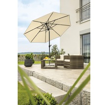 Terras met parasol, rotan stoelen en tafel