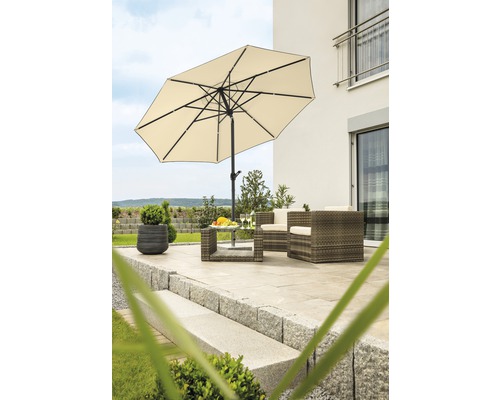 Terras met parasol, rotan stoelen en tafel