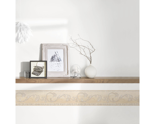 Wanddecoratie met bloemmotief op een witte muur.