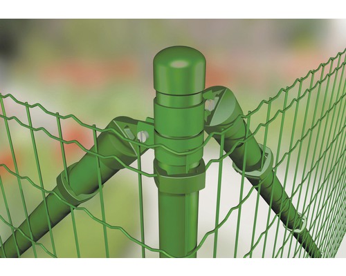 Detailaanzicht van een tuinafsluiting met palen en schoren