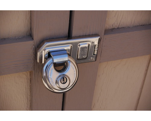 ABUS Diskus hangslot met slotvanger op een deur