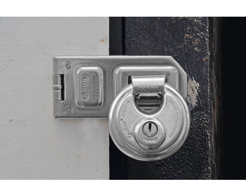 ABUS Diskus hangslot met sluitplaat op deur gemonteerd