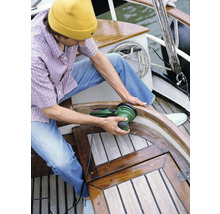 Iemand gebruikt een excentrische schuurmachine op een houten boot.