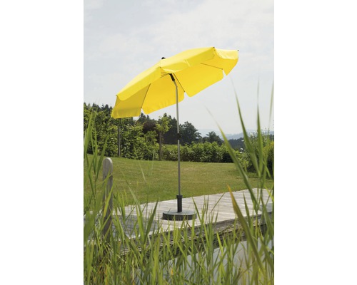 Gele tuinzonneparaplu op een terras
