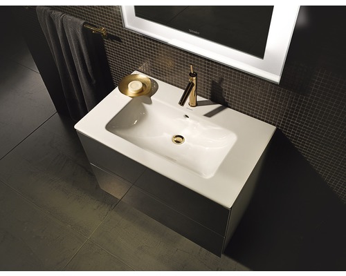 Moderne badkamer met wastafel, kraan en spiegel