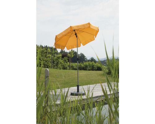 Gele tuinscherm op een terras met gazon