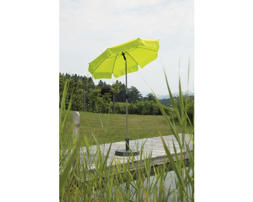 Geopende, groene parasol in de tuin.