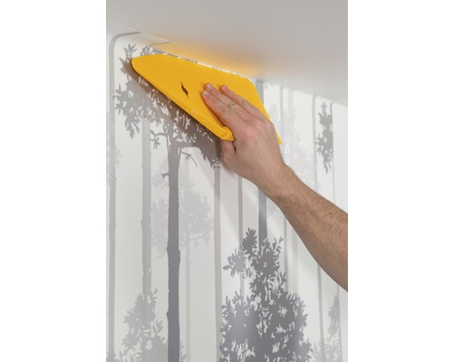 Aanbrengen van een behang met een behangspatel