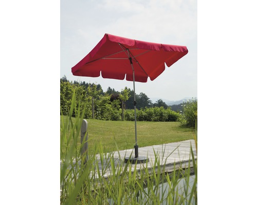 Vierkante parasol op een terras met tuin