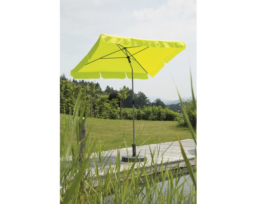 Vierkante parasol met metalen voet in de tuin