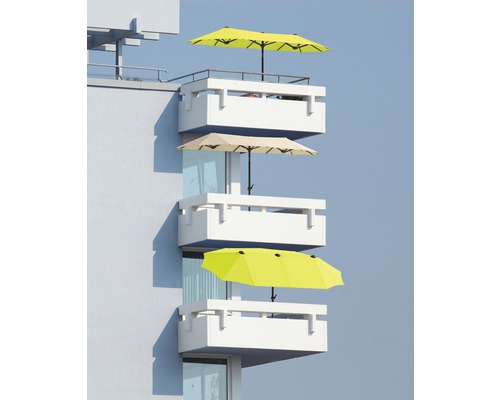 Meerdere balkons met parasols aan een gebouw.