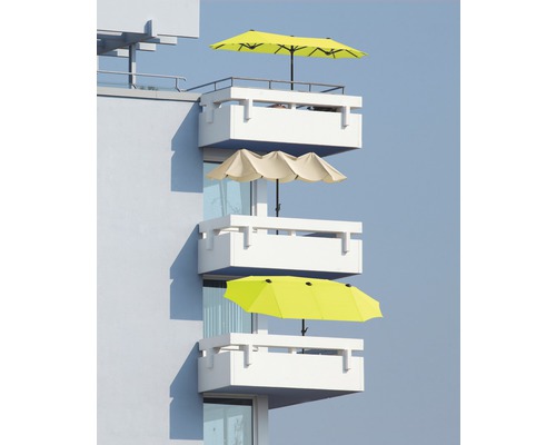 Meerdere balkons met parasols in verschillende kleuren