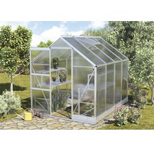Tuinkas met planken en planten in de tuin