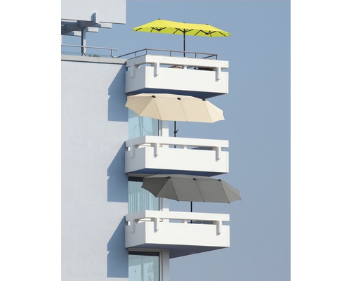 Meerdere balkons met parasols in verschillende kleuren