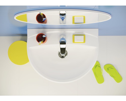 Bovenaanzicht van een wastafel met kraan, zeep, beker met tandenborstels en teenslippers