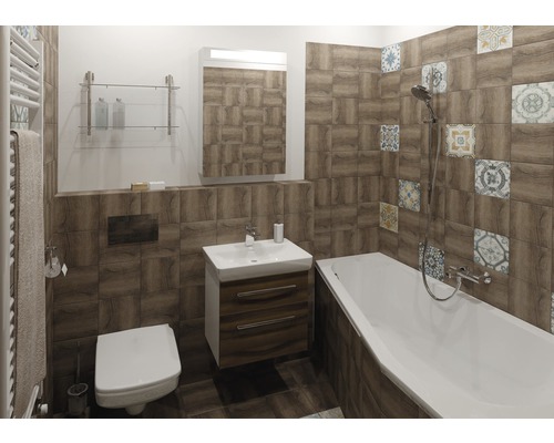 Moderne badkamer met toilet, wastafel, bad en betegelde wanden in houtlook met patronen