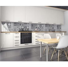 Keuken met mozaïektegelfolie als spatbescherming en eettafel